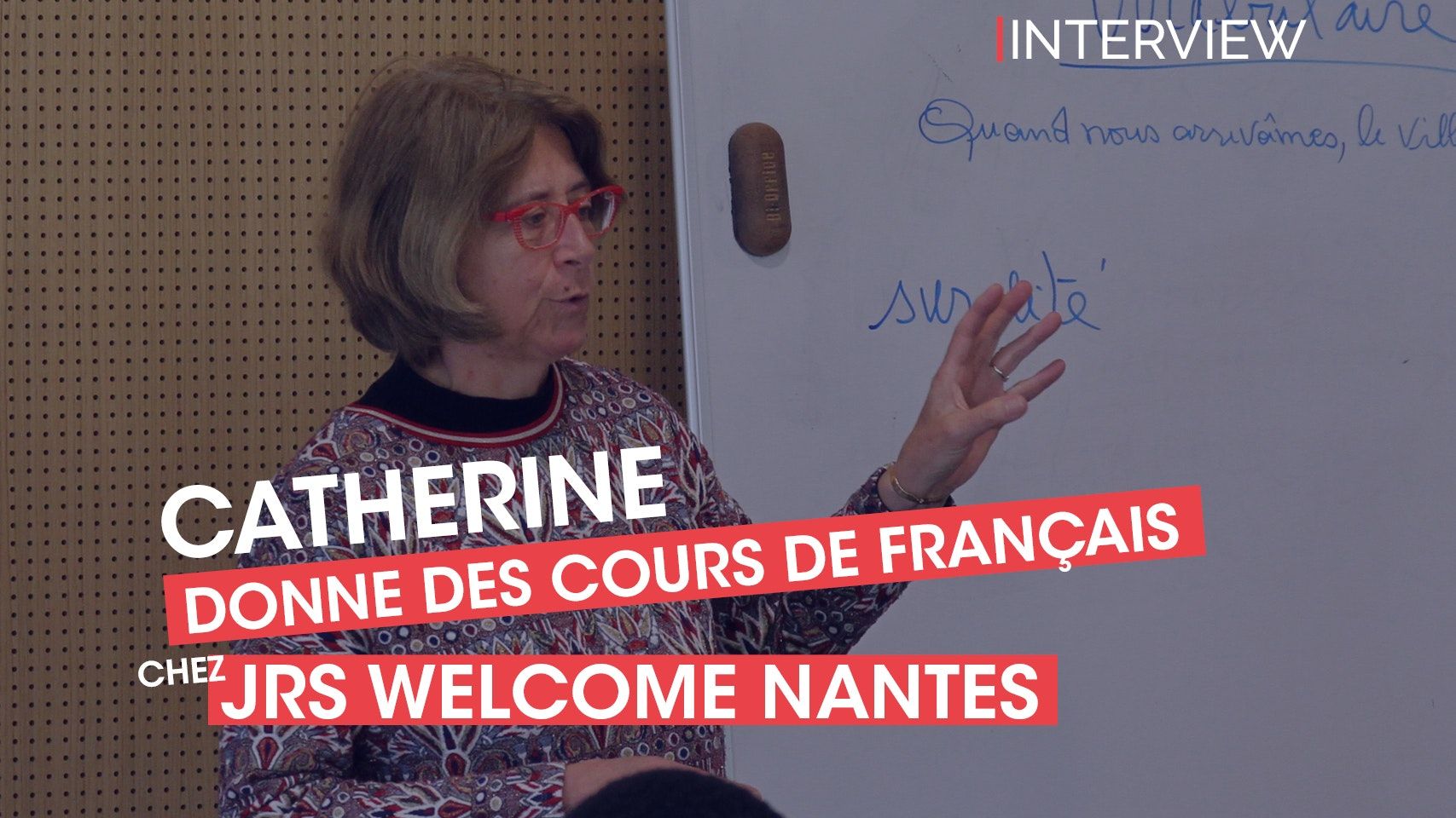 Catherine donne des cours de français aux réfugiés